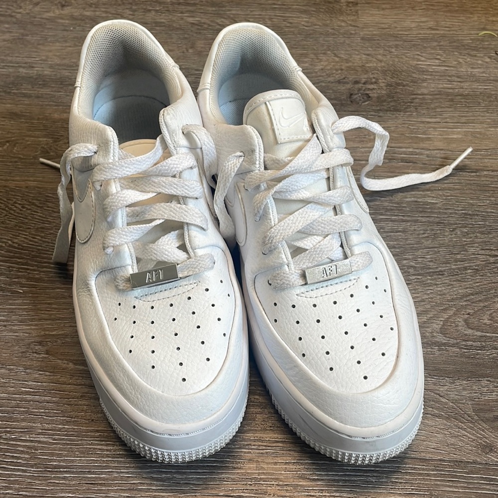 Women’s Nike Airforce 1s all white